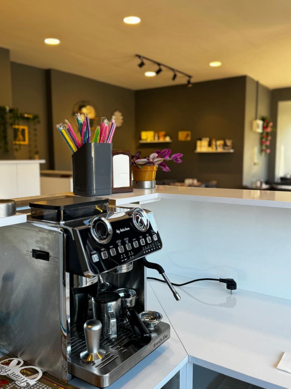 Kafenin iç mekanı ve kahve makinesi